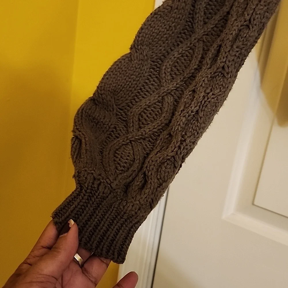 Moon & Madison Cropped Cable Knit Sweater - Picture 3 of 7